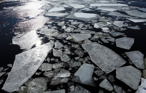 冬天蓝色的俄罗斯圣彼得堡Neva河上的冰层断裂凉爽图片