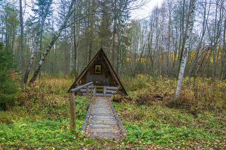 秋季森林里的小木屋图片