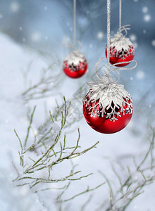 红圣诞球在美丽的冬季雪花幻想中红心蛋在雪花的幻想中冷冻寒的庆典图片