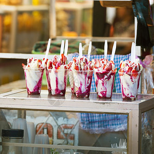 在瓜地马拉销售市集的草莓和奶油甜点美味的一顿饭公平图片