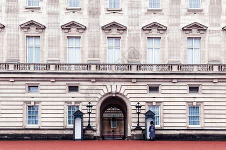 红色的女王伦敦英国白金汉宫值班哨兵吸引力图片