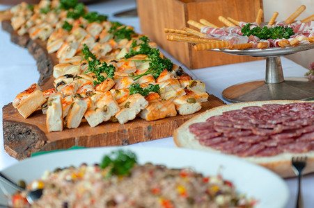 桌子一顿饭健康在婚礼派对上开胃吃香食披萨和其他腊肠图片