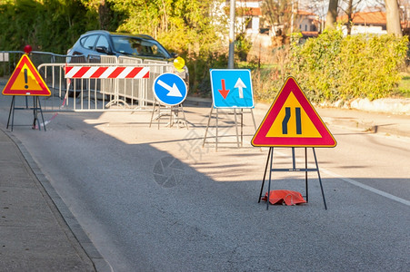 修理一种在背景中个道路工地被模糊了路工地点红色的图片