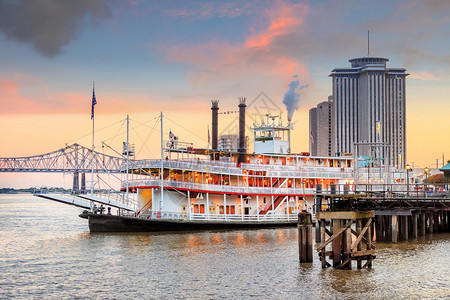 景观抽烟新的路易斯安那州新奥尔良密西比河的新奥尔良轮船图片