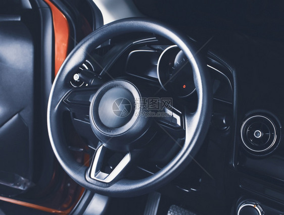 工业的现代汽车驾驶舱的轮方向盘司机正面图片