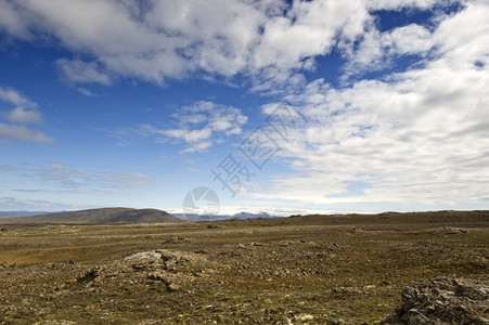 冰岛Kjolur高地沿线Hveravellir附近的盾牌火山地平线上有Vatnajokull冰盖帽流动瓦特纳冰川图片