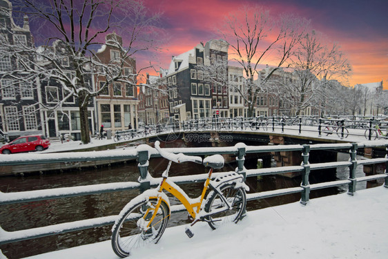 首都传统的建筑学日落时冬天荷兰的雪季阿姆斯特丹图片