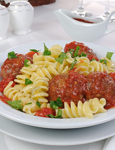卡路里番茄酱和香草树脂中含有肉丸子的意大利面粉餐厅陶器图片