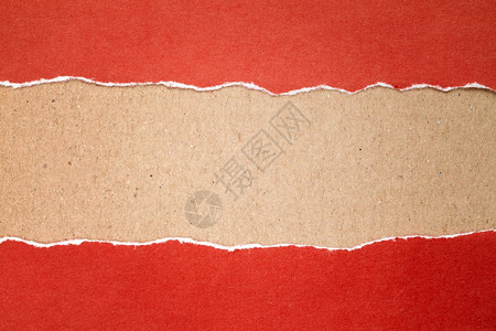 广告空白的边界您文本带有纸板背景的撕破红纸图片
