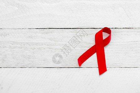 疾病世界艾滋日当天的红纸丝带贴在白木地板上治愈慈善机构图片