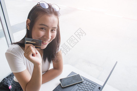 持有信用卡年轻的女人图片