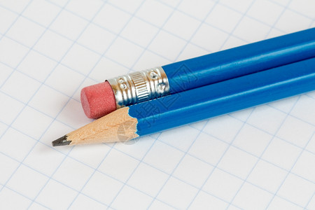 两支蓝色铅笔图片