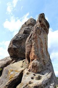 旅游山白云背景上的大石头岩画报图片