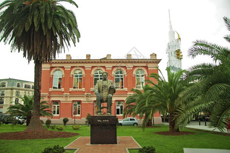 正方形乔治亚州巴统欧洲广场上的MemedAbashidze雕像阿扎尔棕榈图片