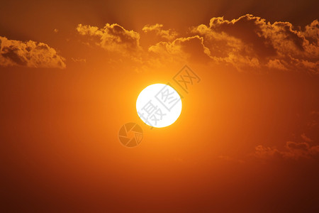 黄色的日落图像背景天空上的大亮太阳光背景图片
