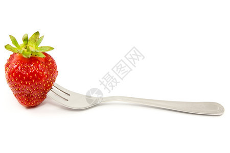 一种甜点在白背景上隔开的叉子草莓成熟图片