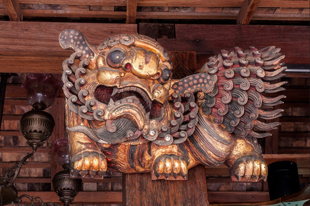 雕刻木狮用柱杆钉着力量金子文化图片
