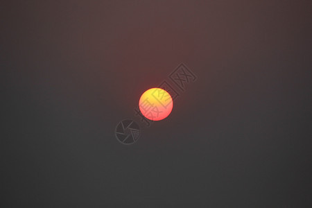 阳光天空背景中大太阳照亮的相片红色明亮图片