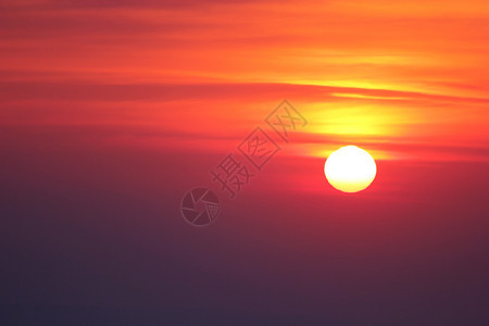早晨自然天空背景中大太阳照亮的相片图片