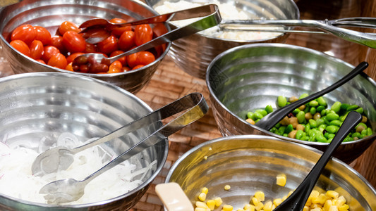 新鲜的自助餐厅金属碗中的蔬菜开胃盘子图片