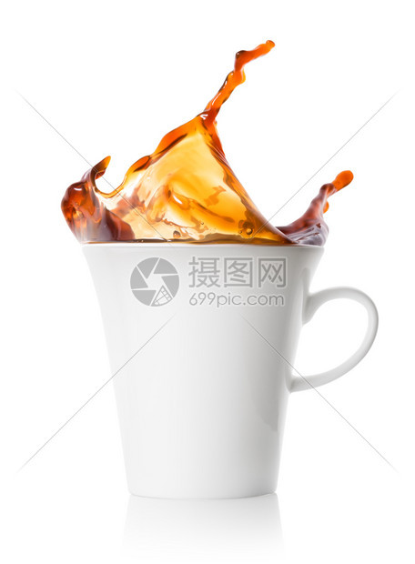 在白色背景中突显的白瓷杯黑咖啡中飞溅在白瓷杯黑咖啡中飞溅液体黑色的咖啡店图片