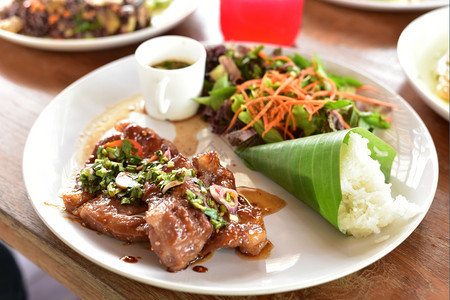 晚餐牛扒肉排加辣酱泰国菜美食图片