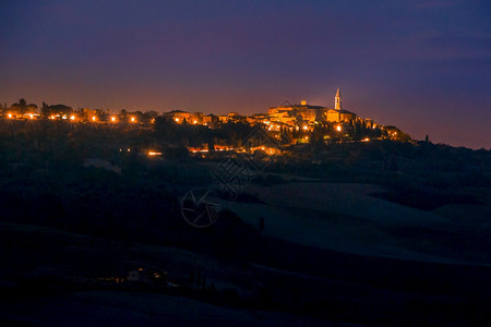 古老的欧洲柏意大利夏夜旧城比恩扎的灯光夜前意大利双星图片
