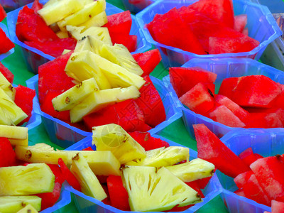 高清图片果盘里装满了西瓜和菠萝高清图片餐盘里的哈密瓜果肉高清图片