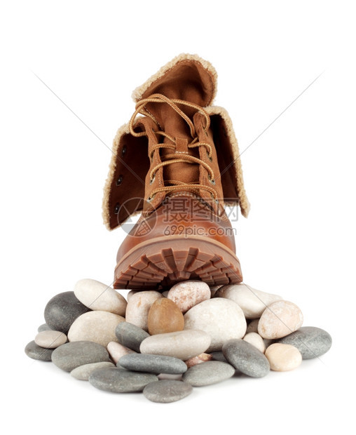 时尚用过的在白色背景上被孤立的石头实棕色靴子走图片