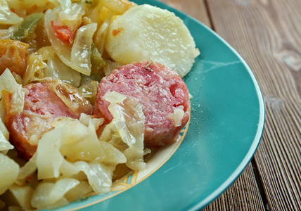 小腿熏制午餐慕尼黑啤酒节炖香肠和土豆典型的德国巴伐利亚产品背景图片