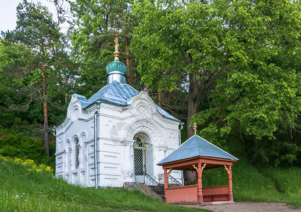 天空俄罗斯Kostroma地区马卡里耶夫市圣乌斯奥泉麦加乌的白石小教堂结景观图片