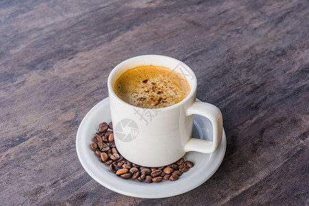 牛奶卡布奇诺咖啡白杯放在灰色的木桌上带复制空间一种棕色的图片