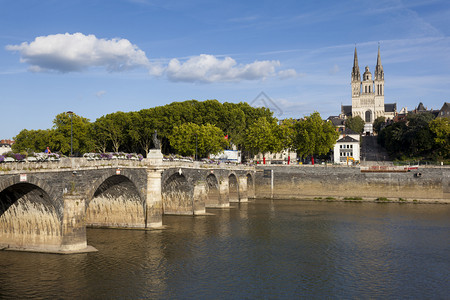 历史凡尔登桥和大教堂昂热缅因卢瓦尔省法国古老的景观图片