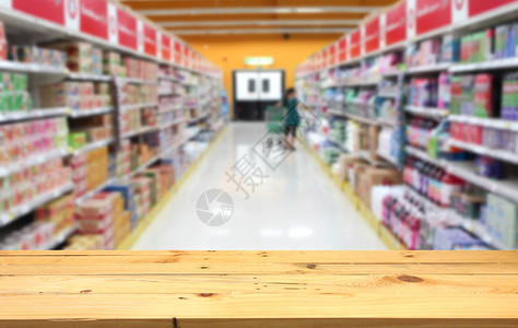 销售购物家庭在超市背景中将产品放在模糊通道上的木头Wood图片