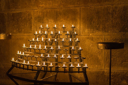 天主教堂的蜡烛阵列闪烁辉光祈祷图片