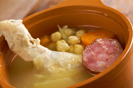 肉西班牙的Cocido传统菜特别是在西班牙中部和北地区的Cocido传统菜课程新鲜的图片