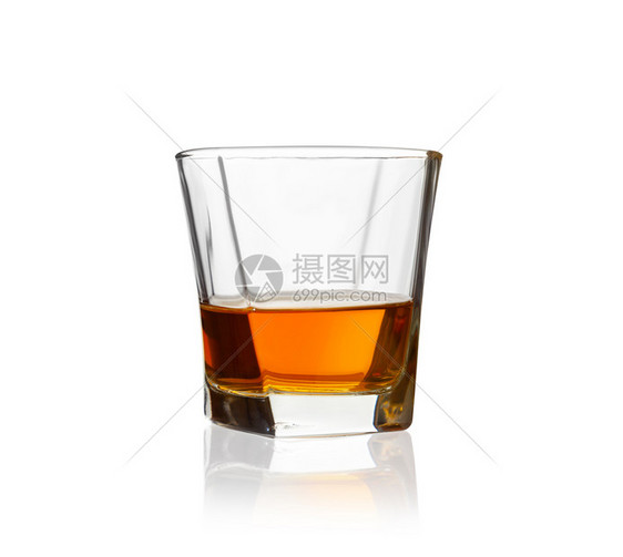 威士忌杯子白背景孤立于此难的反射橙图片