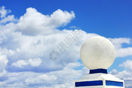 蓝色云白素材生锈入口上的白球水泥装饰葡萄牙语背景