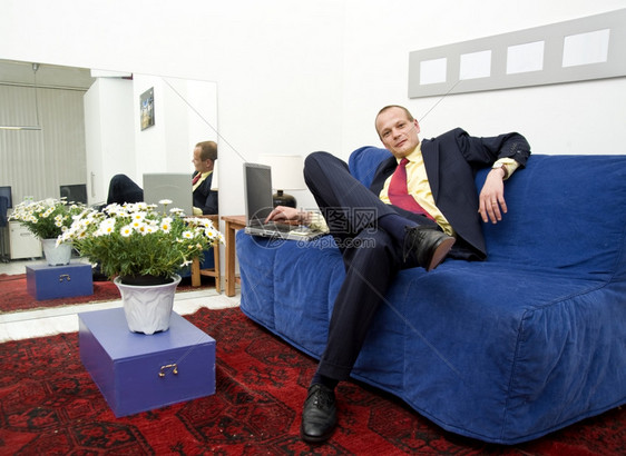微笑上班的商人在舒适沙发上工作坐着很脏办公室波斯语图片