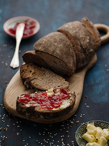 饮食木制桌上的自切片黑麦面包和配黄油果酱的三明治桌子芬兰图片