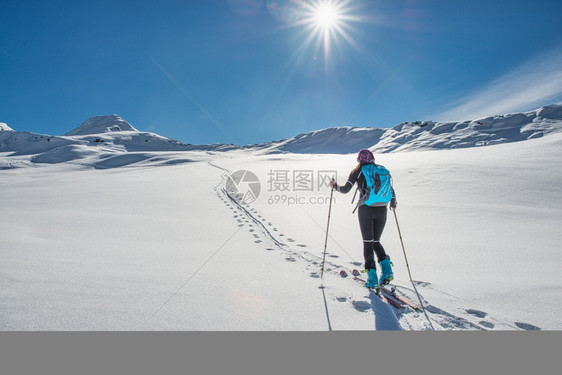 冬季在滑雪场滑雪的人图片