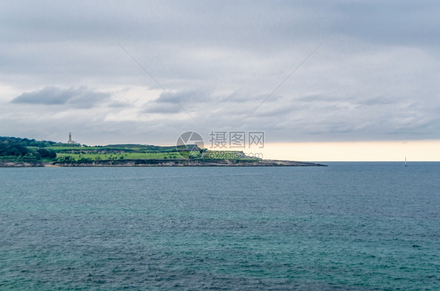 沿海西班牙北部坎塔布里亚州桑坦德市夏季海景船自然图片