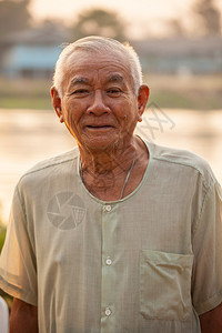 户外亚洲人快乐老的肖像成熟思维男人图片