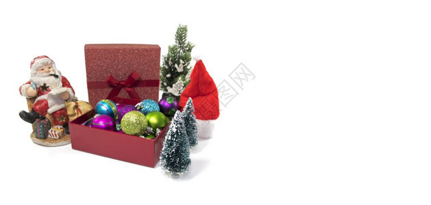 克劳斯弓SantaClaus和一个带有圣诞节球的盒子圣诞树作为白色孤立背景上的装饰品银图片
