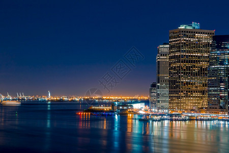 美国纽约市夜曼哈顿的摩天大厦自由女神像新泽西晚间曼哈顿的新泽西岛灯光自由女神像和新泽西之光旅行城市的河图片