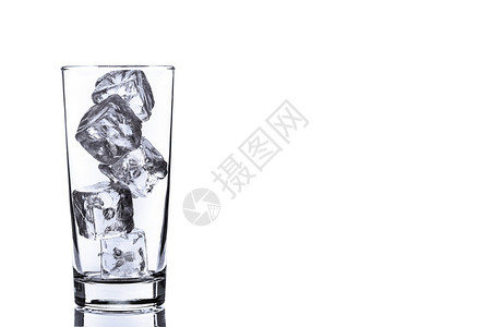 透明杯子里的冰块图片