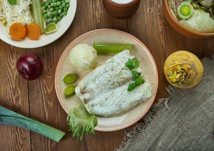 Lutefisk是一些北欧的传统菜盘挪威烹饪传统各种菜类顶端观海鲜蒸汽斯堪的纳维亚背景图片