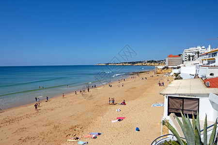 东南2019年4月日在葡萄牙阿尔加维的马卡奥德佩拉海滩享受者旅游的结石图片