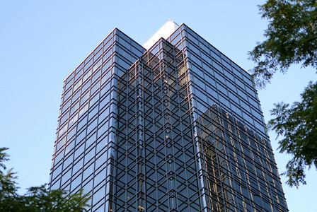 时间现代办公大楼的蓝色天空运动以闪光反射玻璃面罩照亮发光的城市图片