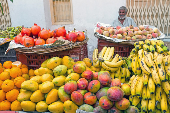 香蕉购物印度哈德瓦尔2017年4月2日推销员在2017日在印度哈德瓦尔的市场上销售水果木瓜图片